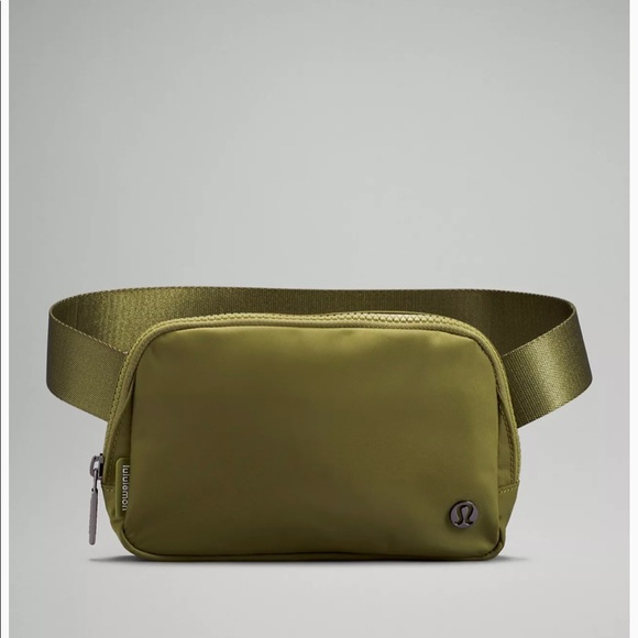 lululemon athletica Handbags - NWT Lululemon Everywhere Bet Bag In Bronze Green 💚